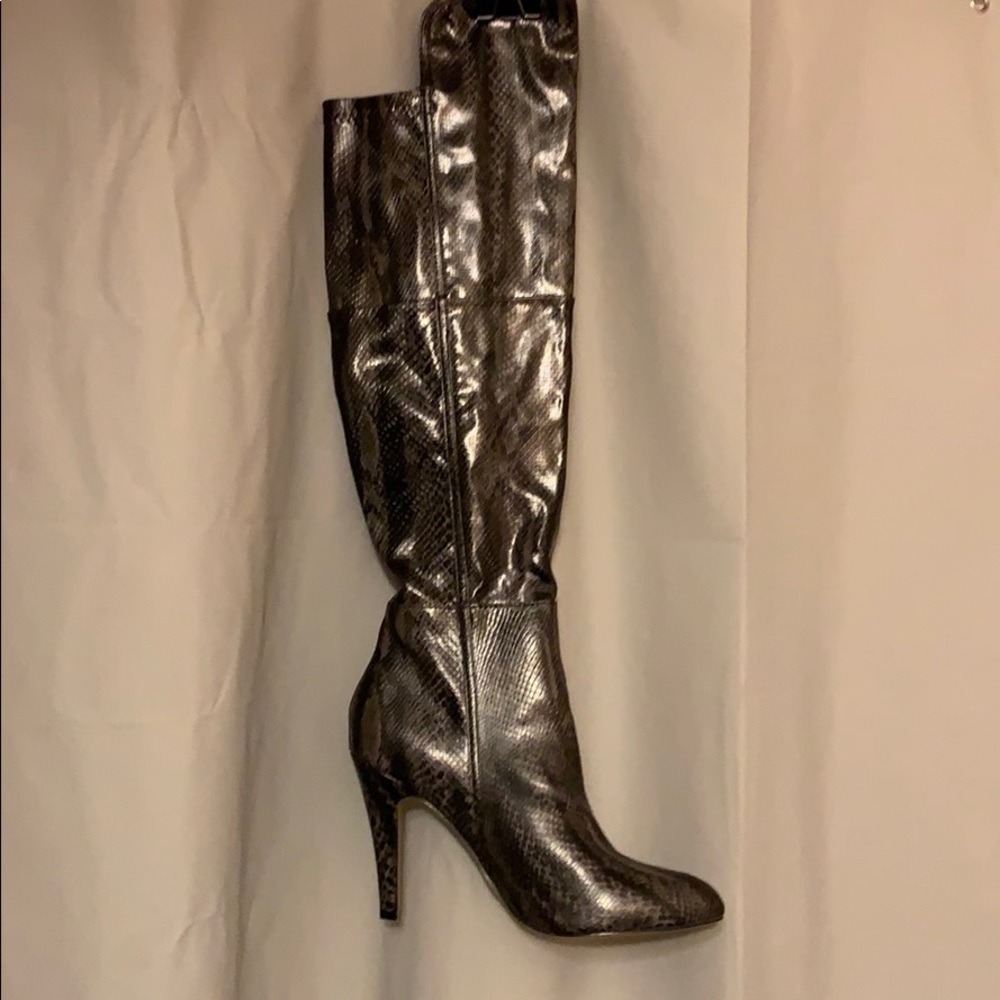 Now these snake skin looking boots are sexy